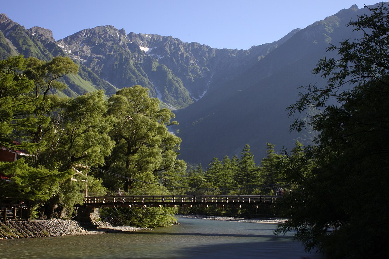 上高地・河童橋と穂高連峰